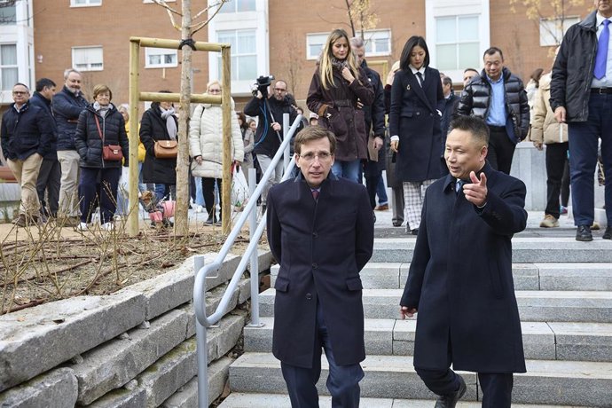 El alcalde de Madrid, José Luis Martínez-Almeida, durante la visita al nuevo recorrido peatonal que conecta la Plaza del Hidrógeno con Madrid Río