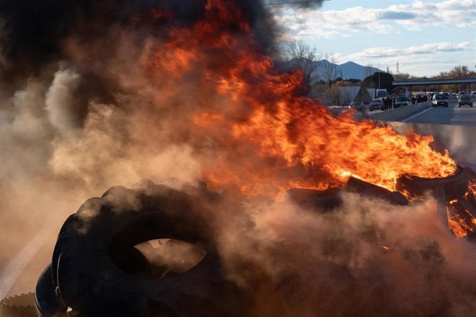 Varias personas cortan la carretera con neumáticos ardiendo durante una protesta, a 8 de enero de 2026, en Pontós, Girona, Catalunya (España).