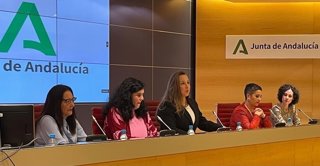 Archivo - Ponentes durante la segunda jornada del ciclo 'Adolescencia', celebrada en Almería.