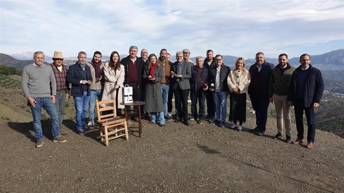 La vicesecretaria general del PSOE de Andalucía, María Márquez, junto a alcaldes de la Axarquía en Málaga.
