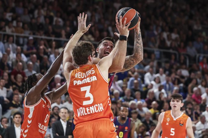 Archivo - Willy Hernangomez of FC Barcelona and Nate Reuvers of Valencia Basket in action during the Turkish Airlines Euroleague 2025/26 League Phase MD3, match played between FC Barcelona and Valencia Basket at Palau Blaugrana on October 10, 2025 in Barc