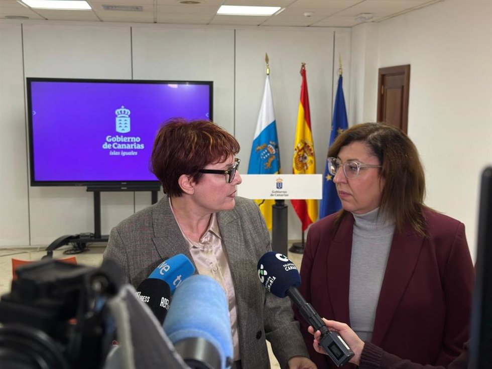 La consejera de Bienestar Social del Gobierno de Canarias, Candelaria Delgado, y la directora genera de Menores, Sandra Rodríguez, atienden a los medios de comunicación tras la reunión del comité interadministrativo