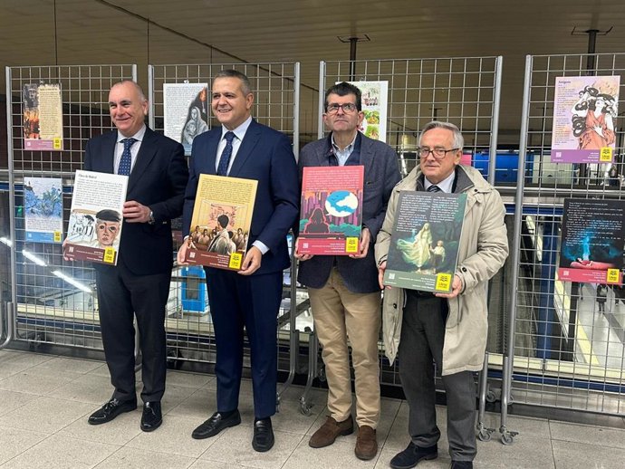 El consejero de Transportes, Jorge Rodrigo (2i), durante la 28ª edición de Libros a la Calle, una iniciativa destinada a fomentar la lectura entre los usuarios del transporte público de la región.