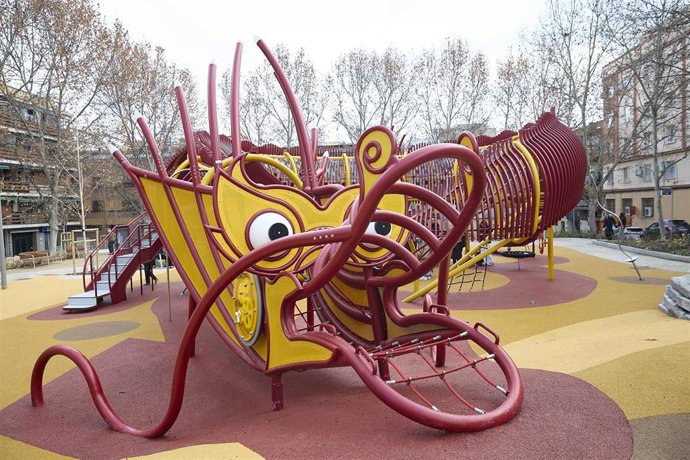 Un columpio con forma de dragón instalado en el nuevo recorrido peatonal que conecta la Plaza del Hidrógeno con Madrid Río
