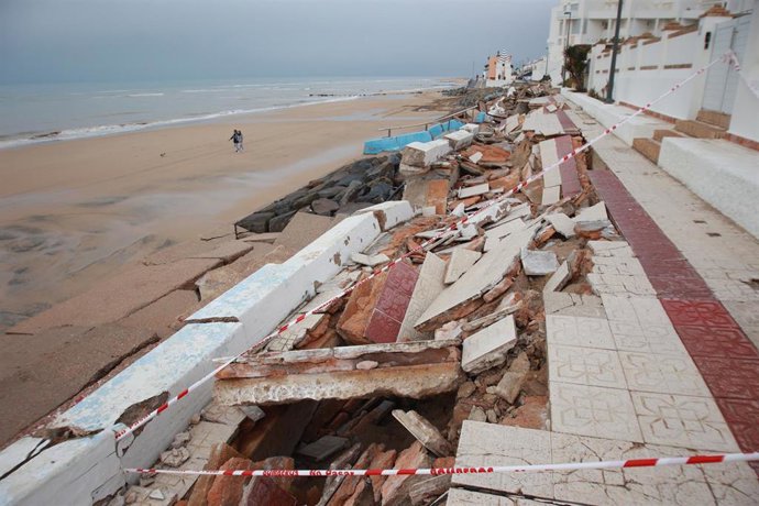 Imagen de los daños ocasionados por la borrasca 'Francis' en Matalascañas (Huelva).
