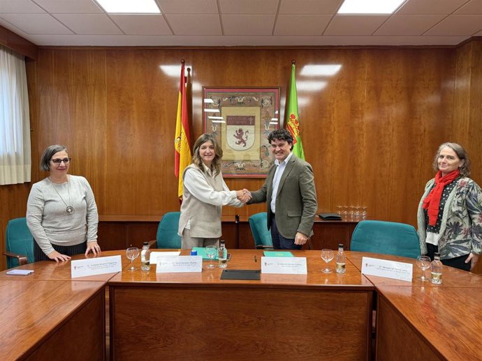 La rectora de la ULE, Nuria González y el CEO de Vexiza, Alberto Cerrillo, tras firmar el convenio de colaboración.