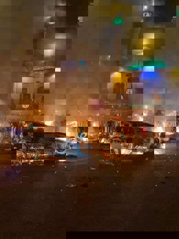 10 de janeiro de 2026, Teerã, Irã: Um veículo é incendiado durante protestos em Teerã, Irã. Os protestos em todo o país começaram no final de dezembro no Grande Bazar de Teerã, em resposta à piora das condições econômicas. Em seguida, eles se espalharam p