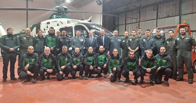 Visita del delegado del Gobierno en Aragón a la base del helicóptero de la Unidad Aérea de la Guardia Civil en Huesca.