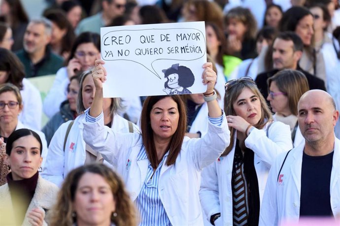 Archivo - Decenas de médicos durante una concentración.