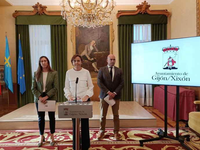 Archivo - La alcaldesa de Gijón, Carmen Moriyón (en primer plano), en rueda de prensa en el Ayuntamiento gijonés, acompañada de la vicealcaldesa,  Ángela Pumariega (PP), y el concejal de Urbanismo, Jesús Martínez Salvador. (Archivo)