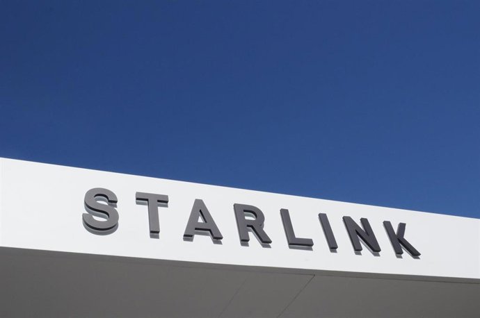 Archivo - FILED - 29 February 2024, Spain, Barcelona: The Starlink satellite network logo can be seen at the SpaceX marketing pavilion at the Mobile World Congress (MWC) trade fair.