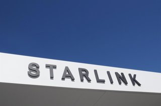 Archivo - FILED - 29 February 2024, Spain, Barcelona: The Starlink satellite network logo can be seen at the SpaceX marketing pavilion at the Mobile World Congress (MWC) trade fair. The Texan community home to Elon Musk's SpaceX will be renamed Starbase, 