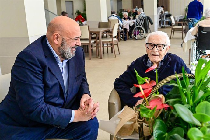 El alcalde de Palma visita a David Torres, delineante del arquitecto José Ferragut, por su 103 cumpleaños