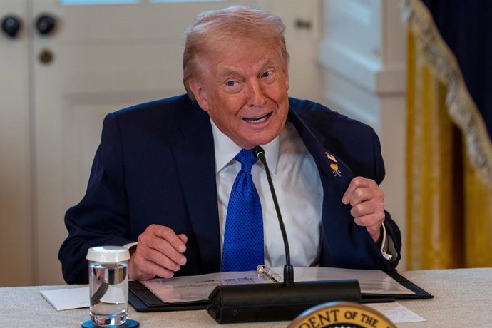 09 de janeiro de 2026, Washington, EUA: O presidente dos EUA, Donald Trump, exibe seu novo broche “Happy Trump” enquanto recebe os líderes de quase duas dezenas de empresas petrolíferas na Sala Leste da Casa Branca para discutir a Venezuela. Foto: Andrew 