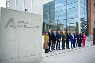 Foto de familia de las autoridades ante el Edificio Administrativo Plaza de la Constitución de la Junta de Andalucía en Córdoba.