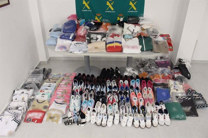 Artículos falsificados intervenidos a la mujer investigada.