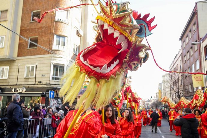 Archivo - Pasacalles multicultural en el barrio de Usera con motivo de la celebración del Año Nuevo Chino