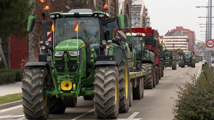 Archivo - Unos 50 tractores recorren Valladolid en una nueva tractorada