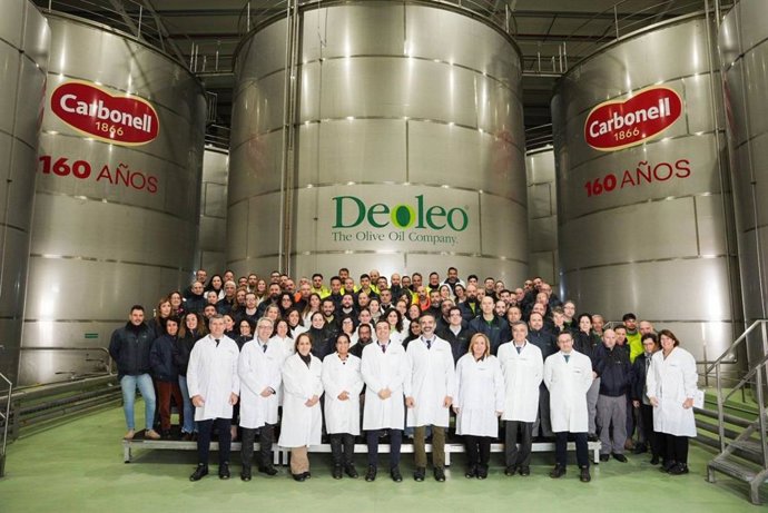 Fernández-Pacheco y Bellido (centro), en la foto de familia con directivos y trabajadores de Deoleo durante la visita a su fábrica de Córdoba, con motivo del 160 aniversario de la marca Carbonell.