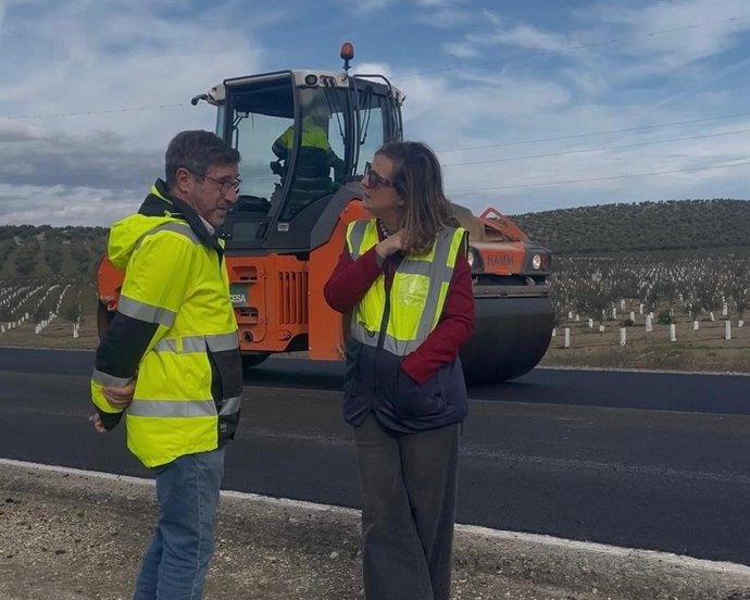 Miguel Contreras (d) visita los trabajos en la A-311.