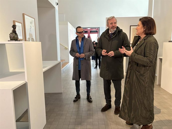 El presidente del Gobierno de Aragón, Jorge Azcón, y el director general de Cultura, Pedro Olloqui, en las exposiciones sobre Goya en el IAACC Pablo Serrano.