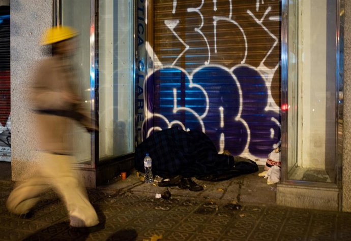 Archivo - Una persona durmiendo en la calle,  