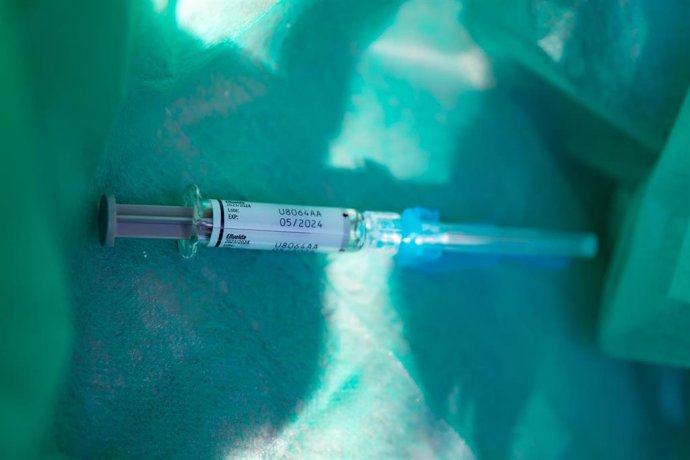 Archivo - Una jeringa durante el inicio de la campaña de vacunación, a 26 de septiembre de 2023, en L'Hospitalet de Llobregat, Barcelona, Catalunya (España).