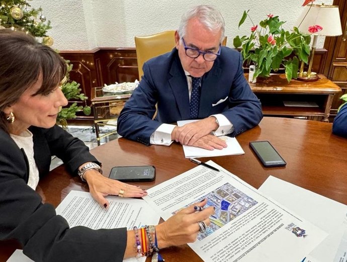 Imagen de archivo de una reunion de la alcaldesa de Mijas, Ana Mata, y el presidente del Colegio Medicos de Málaga, Pedro Navarro, en torno al futuro Centro de Alta Resolución de Procesos (CARP) de la ciuda