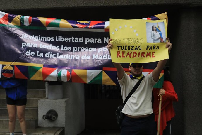Archivo - Arquivo - Cidadãos venezuelanos residentes na Cidade do México protestam em frente à embaixada da Venezuela no México contra a recente prisão de María Corina Machado e a reeleição do presidente Nicolás Maduro. em 9 de janeiro de 2025, na Cidade 
