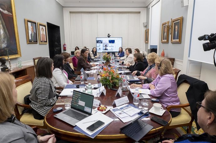 La Defensora del Pueblo Europeo, Teresa Anjinho (4i), y la presidenta del Tribunal de Cuentas, Enriqueta Chicano Jávega (5d), durante el encuentro de Alto de Nivel de Presidentas de las EFS de la UE y Ucrania, en el Tribunal de Cuentas, a 13 de enero de 2