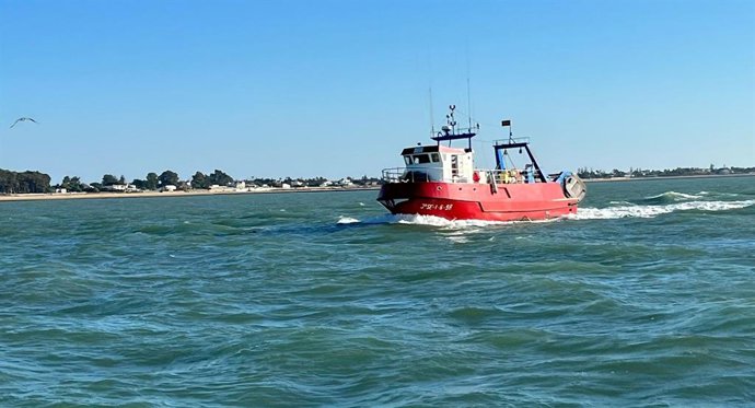 Archivo - Barco arrastre Sanlucar de Barrameda (Cádiz). Imagen de archivo