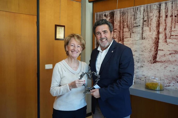 El alcalde de Calvià, Juan Antonio Amengual, recibe a Kate Mentink, exregidora del municipio, condecorada por el Rey Carlos III de Reino Unido con la Medalla del Imperio Británico
