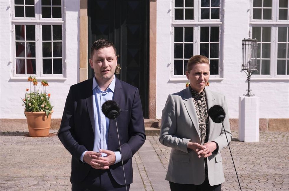 Archivo - El primer ministro de Groenlandia, Jens Frederik Nielsen, junto a la primera ministra de Dinamarca, Mette Frederiksen.