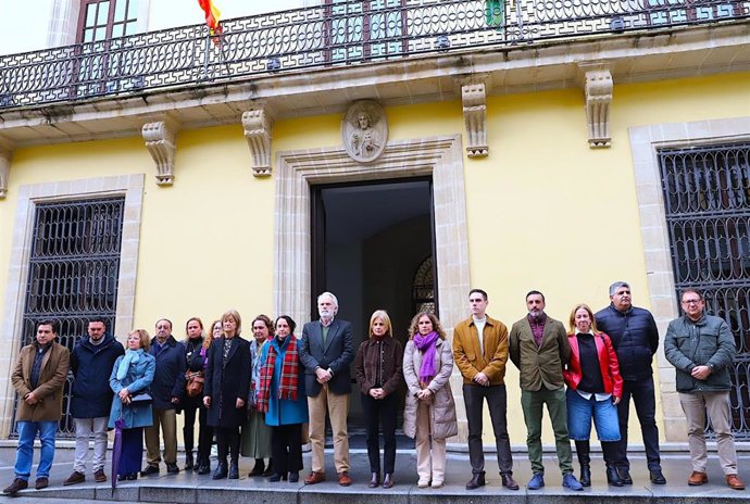 La alcaldesa de Jerez de la Frontera (Cádiz), María José García-Pelayo, preside el minuto de silencio por el asesinato de una mujer este fin de semana en la localidad gaditana de Olvera.