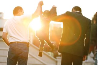 Dictamen para adopción a parejas del mismo sexo en Jalisco listo, pero Congreso lo mantiene detenido por revisión.