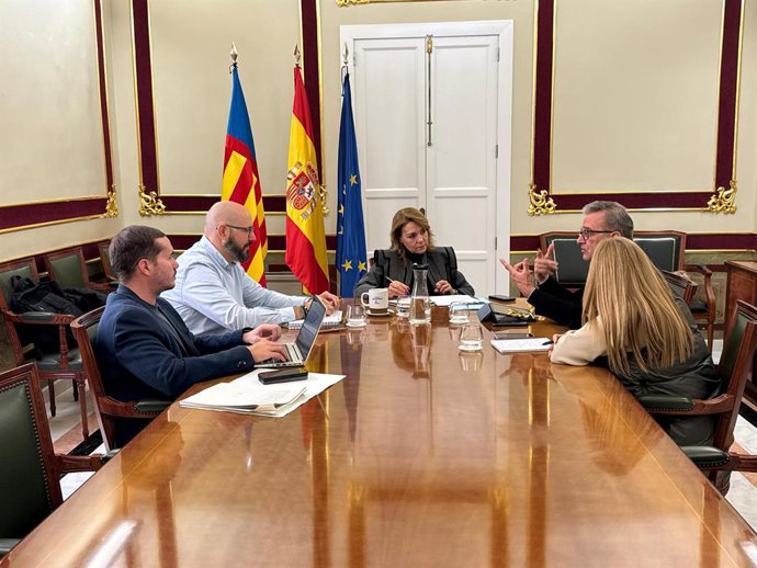 La vicepresidenta primera i consellera d'Habitatge, Ocupació, Joventut i Igualtat, Susana Camarero, reunida amb el secretari autonòmic d'Ocupació, Antonio Galvañ, i el director general de l'Institut Valencià de la Joventut (IVAJ), Vicente Ripoll Gimeno.