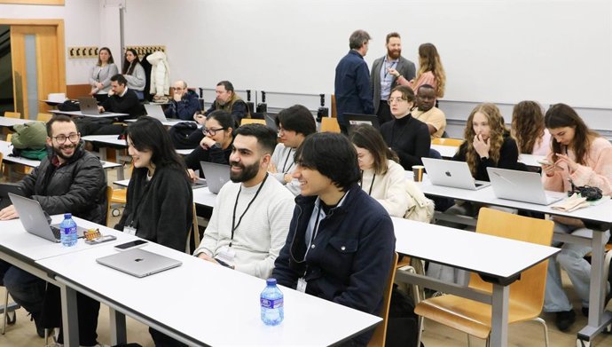 Estudiantes de 14 países participan en el taller sobre robótica social que se desallorra en la Universidad de León.
