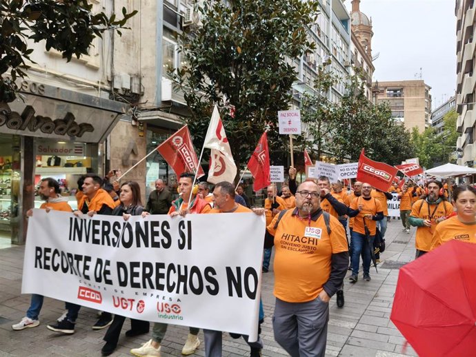 Archivo - Trabajadores de Hitachi manifestándose, en una imagen de archivo.