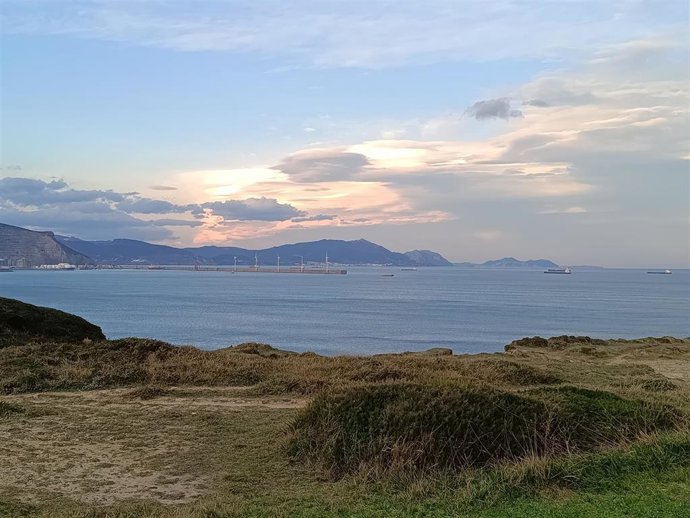 Cielos con nubes en la costa vasca