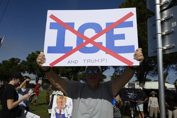 Un cartel en contra del Servicio de Control de Inmigración y Aduanas (ICE, por sus siglas en inglés)