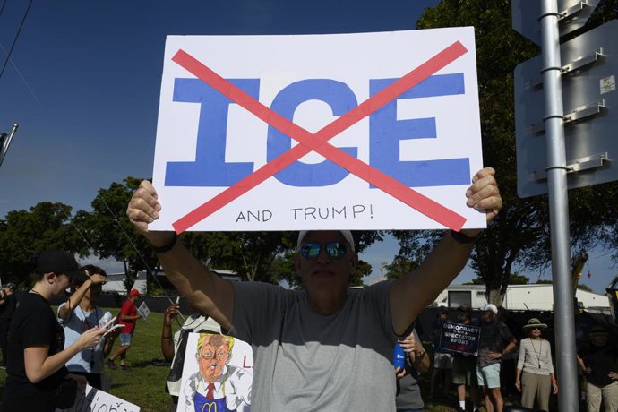 January 11, 2026, Pompano Beach, Florida, USA: Demonstrators gather outside the BTS ICE detention facility in Pompano Beach, protesting the fatal shooting of 37-year-old Renee Nicole Good by a U.S. Immigration and Customs Enforcement (ICE) agent in Minnea