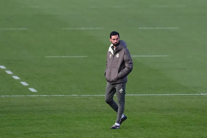 El entrenador del Real Madrid, Álvaro Arbeloa, durante un entrenamiento en Valdebebas.