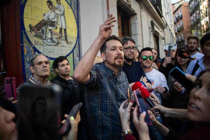 Archivo - El exvicepresidente y exsecretario general de Podemos Pablo Iglesias, atiende a los medios de comunicación a su llegada a la presentación de su nuevo libro 'Enemigos íntimos', en la Taberna Garibaldi, a 8 de abril de 2025, en Madrid (España). El