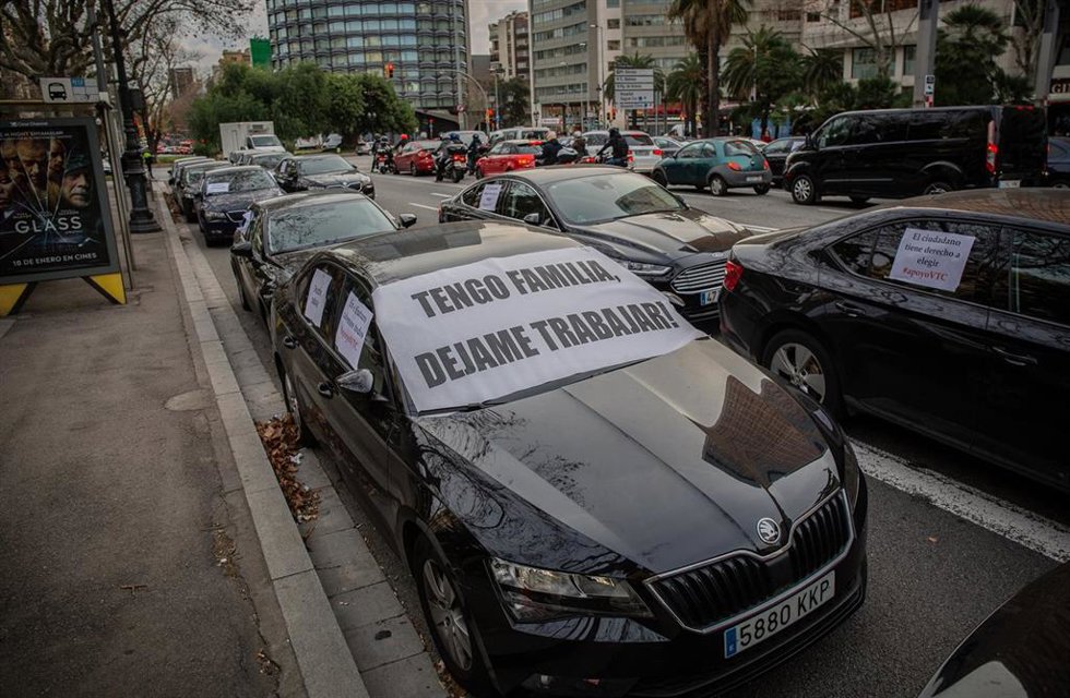 Archivo - Vehículo VTC en la avenida Diagonal