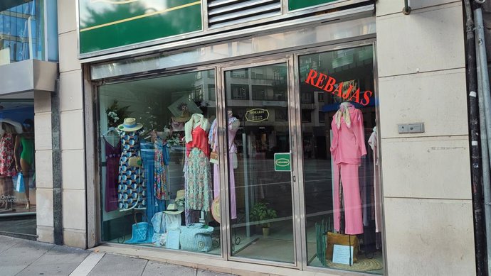Archivo - Tienda de ropa en Oviedo, pequeño comercio, comercio local, rebajas, ipc, precios, ropa