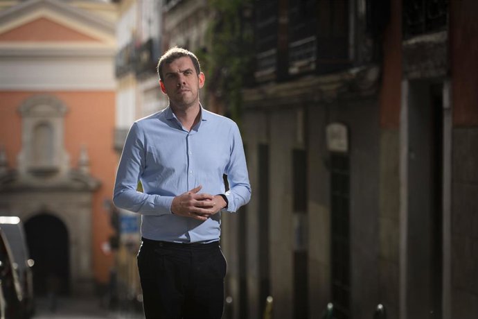 Archivo - El presidente de la Federación Regional de Asociaciones Vecinales de Madrid (FRAVM), Jorge Nicarino, posa para Europa Press, en el exterior de la sede de FRAVM, a 19 de noviembre de 2025, en Madrid (España).