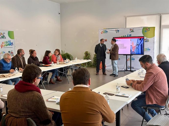 El edil de Turismo, Cristopher Rivas, informa de la redacción del Plan Estratégico para el Turismo Sostenible de Alcalá de Guadaíra.