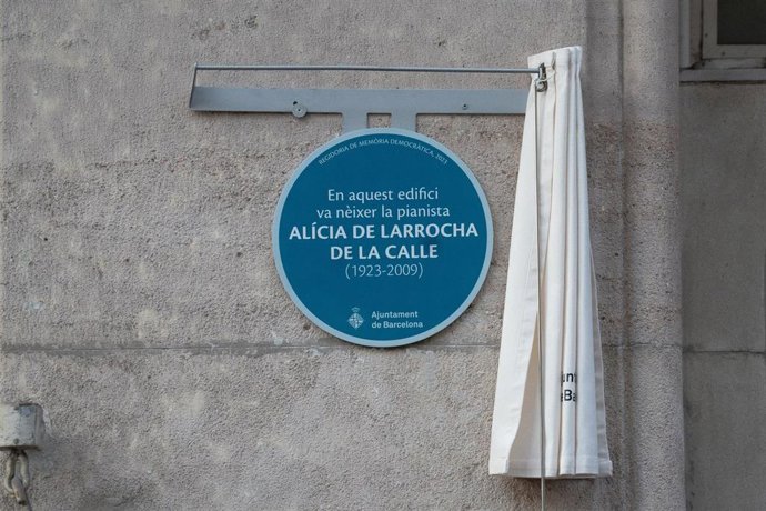 Archivo - Placa conmemorativa de la pianista Alícia de Larrocha, a 11 de enero de 2024, en Barcelona.