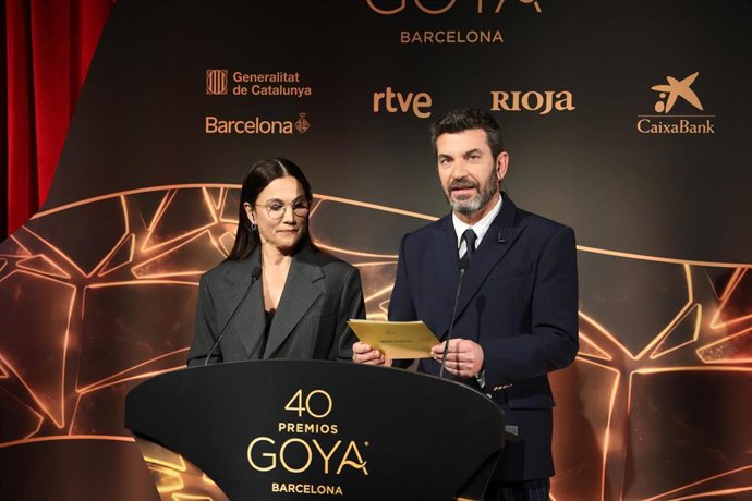 Toni Acosta y Arturo Valls durante la lectura de los nominados y nominadas a la 40 edición de los Premios Goya, en la Academia de Cine