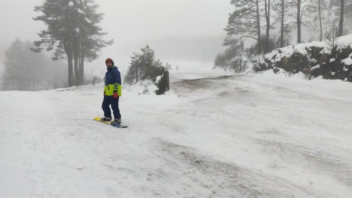 Un hombre en una tabla de 'snowboard' en la primera jornada de la apertura de la estación de Manzaneda (Ourense) para el esquí